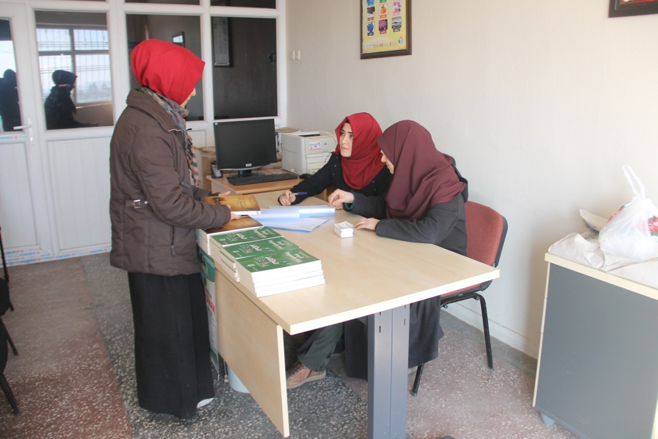 Kız İmam hatip öğrencileri siyer sınavı kayıt standı açtı